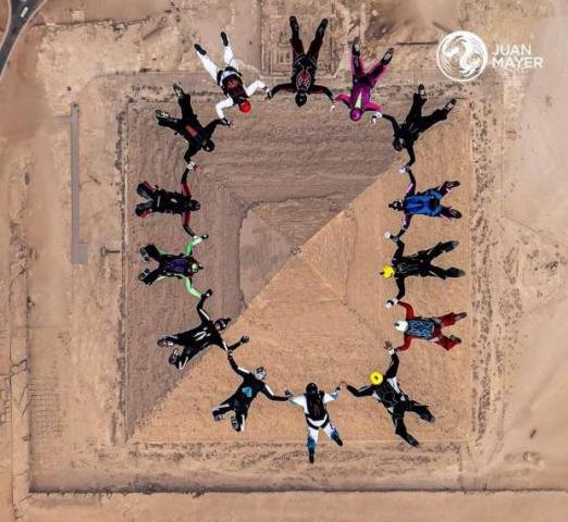 انطلاق مهرجان مصر الدولي للقفز بالمظلات من أهرامات الجيزة