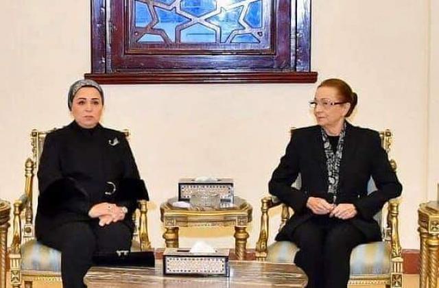 السيدة إنتصار السيسي قرينة الرئيس عبدالفتاح السيسي أثناء تقديم واجب العزاء لأسرة الرئيس الأسبق مبارك 