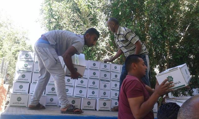 توزيع 2000 كرتونة مواد غذائية