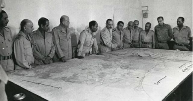 قادة القوات المسلحة خلال غرفة العمليات