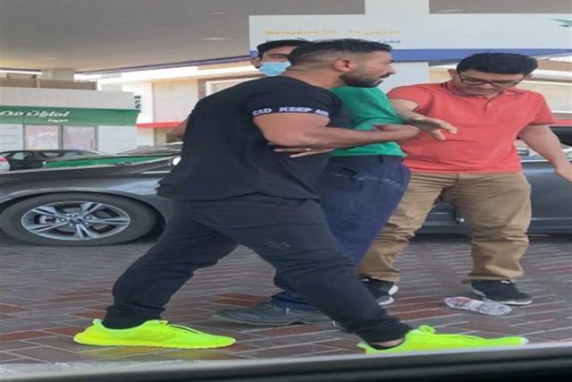 أحمد سعد أثناء اعتدائه على الشاب داخل محطة وقود بالتجمع الخامس