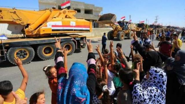 أهالي غزة يستقبلون معدات الإعمار المصرية بعلامات النصر