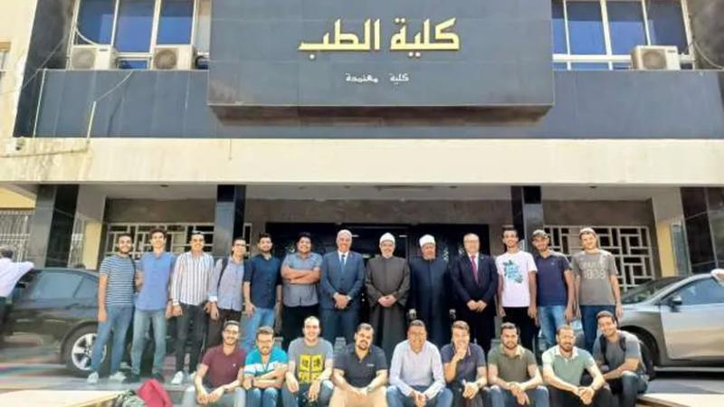 رئيس جامعة الأزهر يتفقد لجان امتحانات كلية طب بنين الأزهر بالقاهرة
