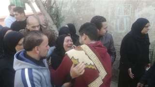 مات في حفل زفاف زميله بطنطا.. أم تنهار في مراسم تشييع جثمان ابنها|صور