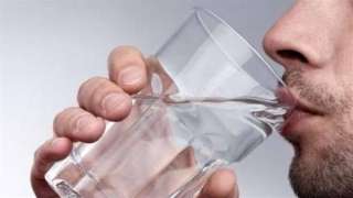 لماذا نهى النبي عن شرب الماء واقفا؟ الإعجاز العلمي يكشف الأسرار النبوية