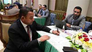 ناصر عثمان يوقع نموذج تزكية الرئيس السيسي للترشح للانتخابات.. ويؤكد: رجل المرحلة