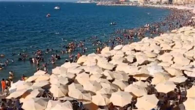 محافظات جانب من الإقبال على شواطئ الإسكندرية