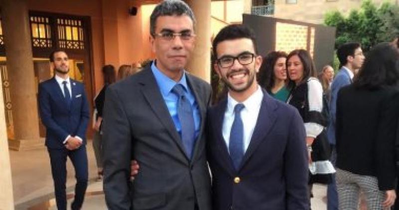 عمر مع والده الراحل ياسر رزق