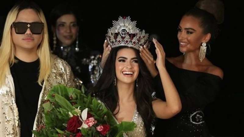 لجين بالفستان في مسابقة ملكة جمال الكون،