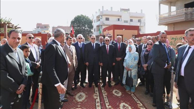 محافظات وزير التربية والتعليم خلال افتتاح المدرسة