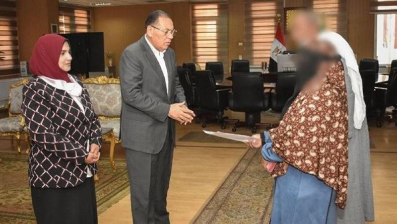 محافظ الشرقية يسلم حدة سكنية لإحدى السيدات الأولى بالرعاية