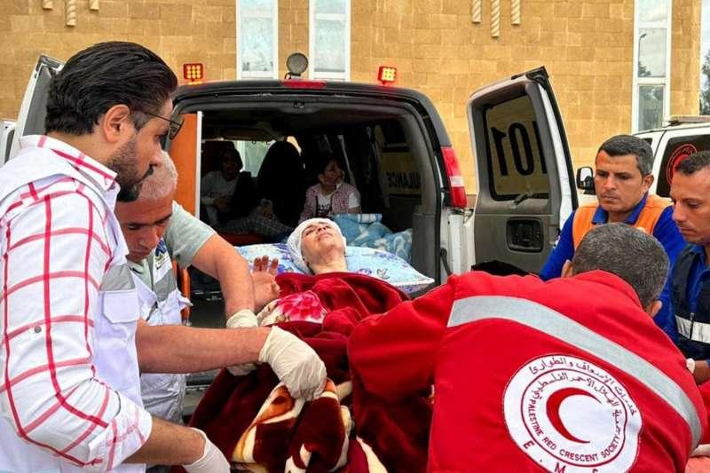وصول 19 مصابا و320 من مزدوجى الجنسية من غزة