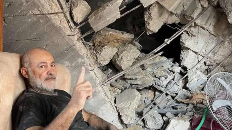 رجل يجلس على حطام بيته في غزة