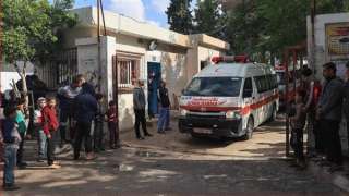 قوات الاحتلال تواصل جرائمها وتستهدف سيارات الإسعاف في غزة