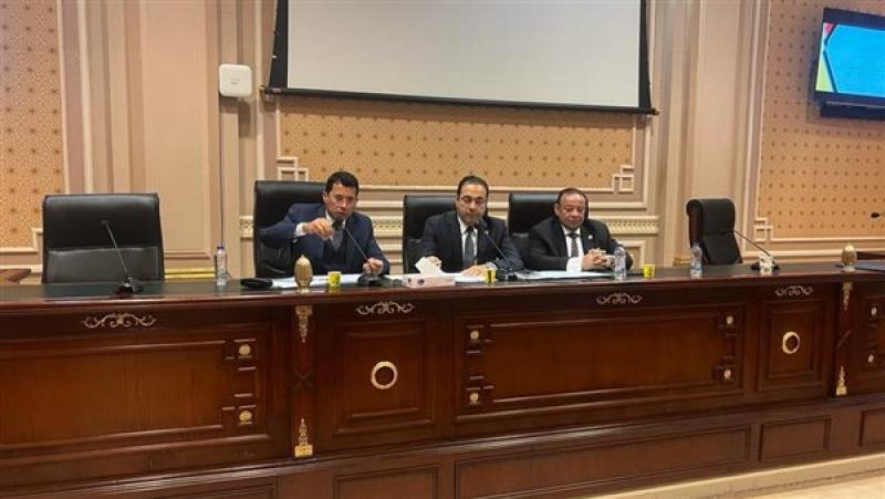 وزير الرياضة أثناء جلسته مع النواب