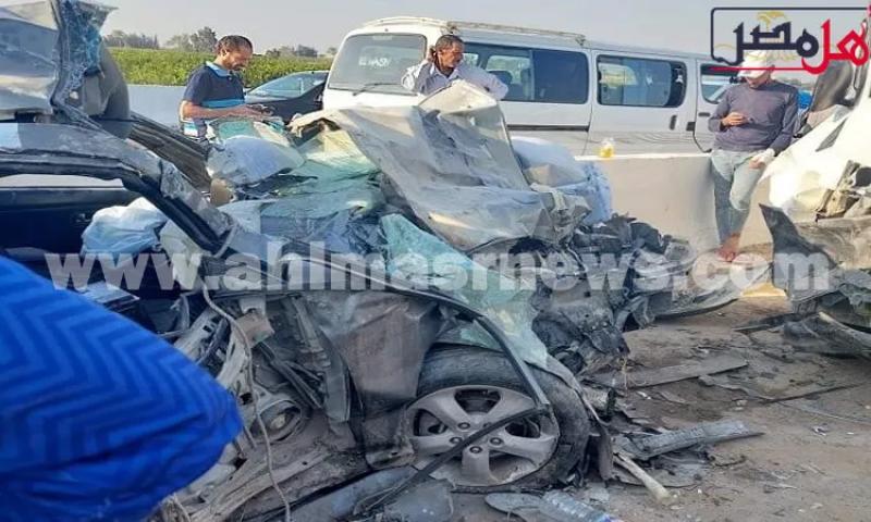 تصادم سيارتين ببعضهما بطريق الفيوم