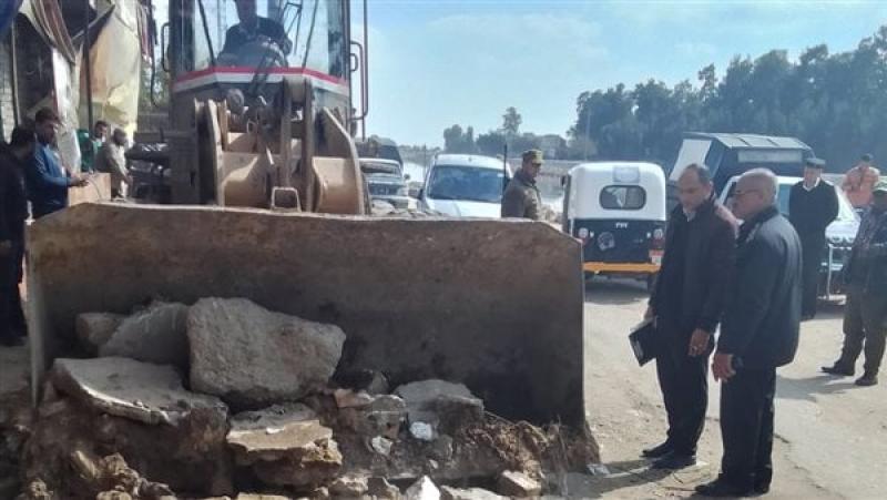 جانب من إزالة التعديات بالبحيرة