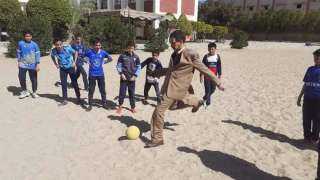 وكيل «تعليم البحر الأحمر» يلعب كرة القدم مع طلاب إحدى مدارس الغردقة