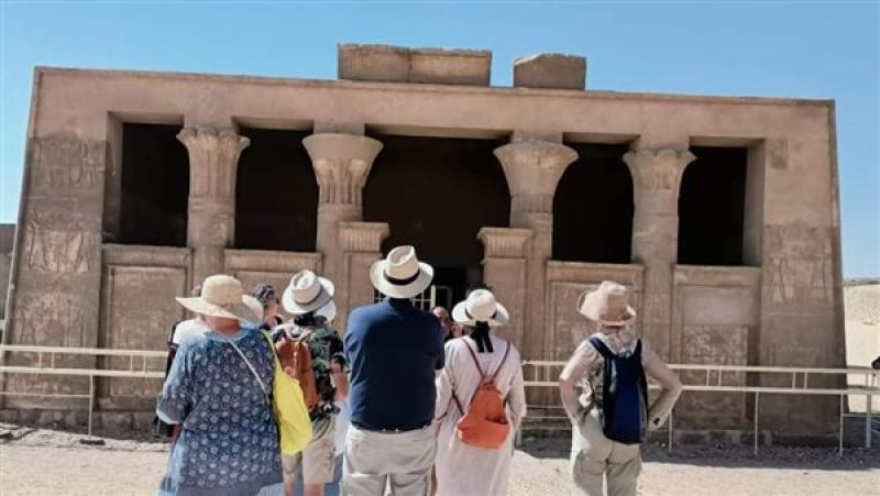 وفود سياحية تزور المناطق الأثرية