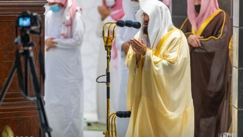 الشيخ السديس يؤم المصلين