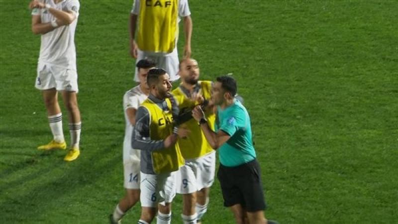 الحكم محمد معروف خلال مباراة نهضة بركان وأبوسليم