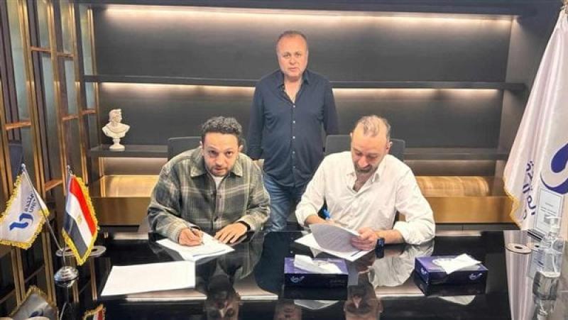عمرو الفقي الرئيس التنفيذي للمتحدة يشهد توقيع العقد