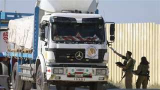 6 شاحنات وقود تدخل غزة عبر معبر رفح (فيديو)