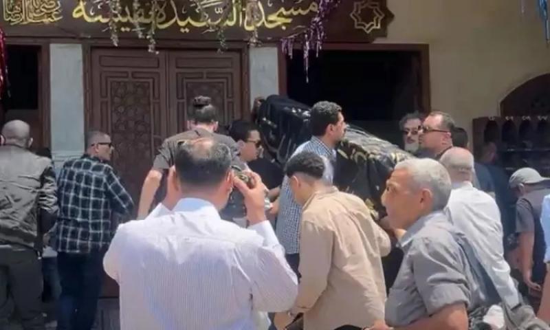 وصول جثمان والدة الفنانة ريم أحمد إلى مسجد السيدة نفيسة.. والمخرجة منال الصيفي أول الحضور