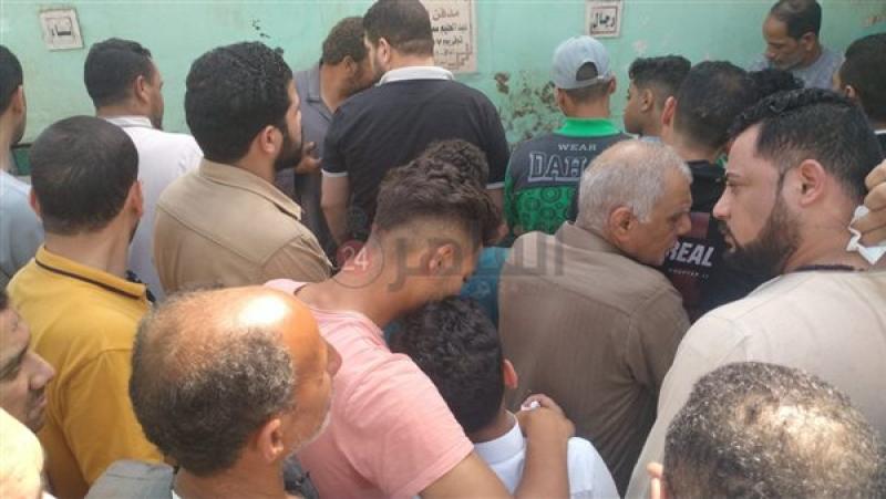 انهيار نجل هاني عصر أثناء تشييع جنازته بالمنوفية