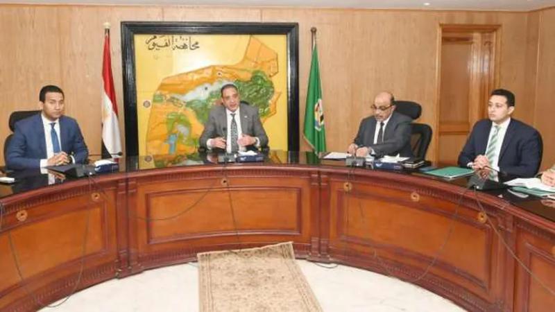اجتماع محافظ الفيوم لمناقشة استقبال ملفات التصالح