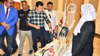 وزير الرياضة يفتتح معرضًا للحرف اليدوية في شرم الشيخ