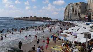 رفع الرايات الحمراء على شواطئ الإسكندرية بالقطاعين الغربي والشرقي بسبب ارتفاع الأمواج
