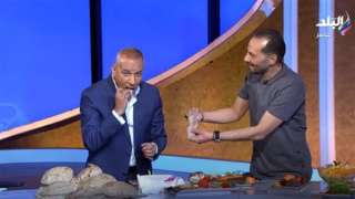 أحمد موسى يأكل الفسيخ على الهواء.. ويعلق: صحة وعافية