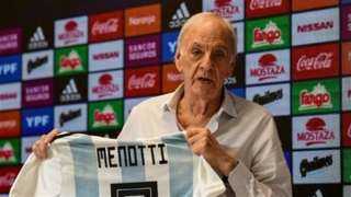 وفاة سيزار مينوتى مدرب الأرجنتين الفائز بكأس العالم 1978