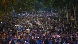 جورجيا: عشرات الآلاف يحتجون أمام البرلمان على مشروع قانون مثير للجدل