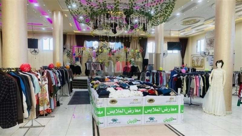 معرض لتوزيع الملابس الجديدة مجانًا