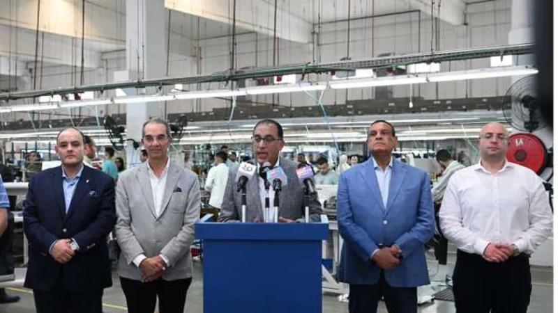 رئيس الوزراء اثناء الجولة