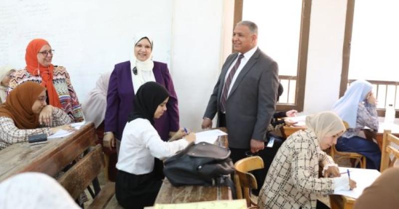 نائب رئيس جامعة الأزهر يتفقد لجان امتحانات كليات فرع البنات
