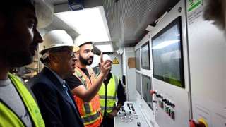 رئيس الوزراء يستقل مترو الأنفاق من محطة جامعة القاهرة