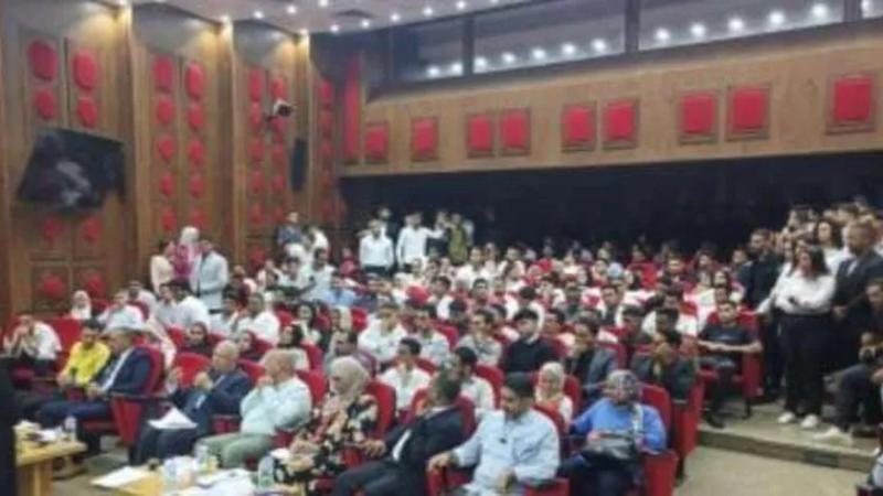 طلاب الجامعات خلال التدريب العملي