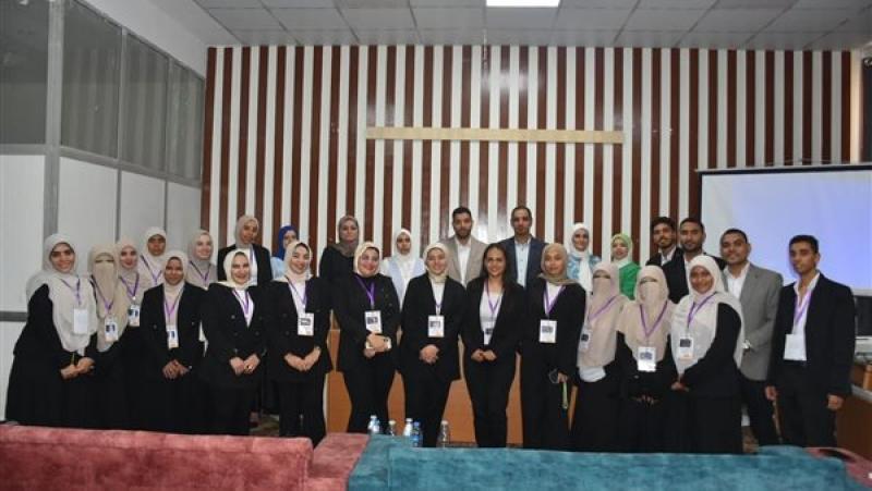 مناقشة مشروعات تخرج آداب المنيا