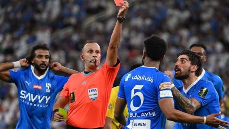 لحظة طرد علي آل بليهي خلال مباراة الهلال والنصر بنهائي الكأس