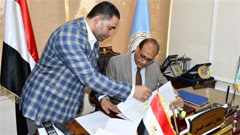 دكتور عادل حسن رئيس الجامعة الأهلية