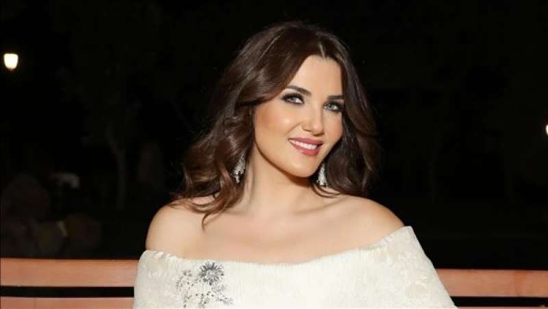 الفنانة اللبنانية منال نعمة