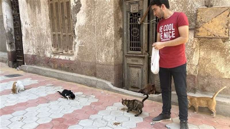 شاب بالبحيرة يقدم الطعام والمياه يوميا للحيوانات