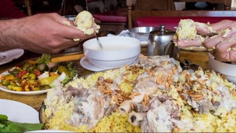 حكم تلبية الدعوة إلى الوليمة للعائد من الحج