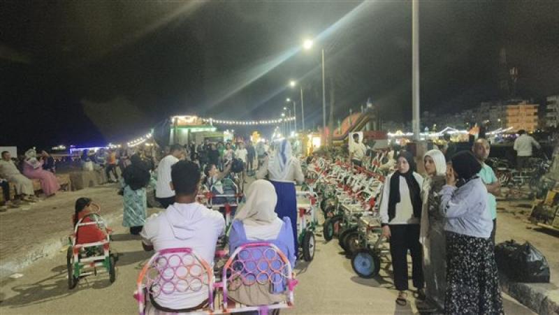 إقبال على كورنيش جمصة ليلا