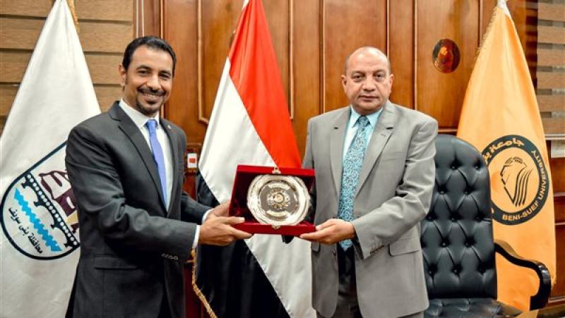 جامعة بني سويف تكرم عميد الفنون التطبيقية السابق