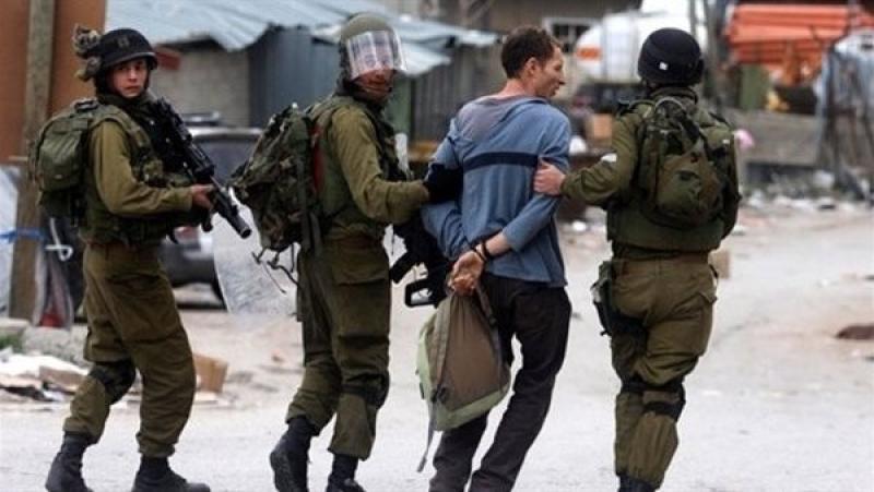الاحتلال يعتقل فلسطيني