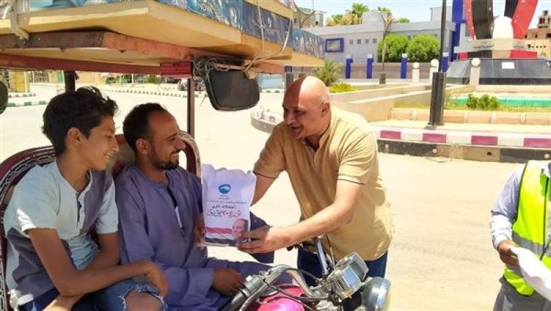 توزيع هدايا على المارة بمناسبة ٣٠ يونيو